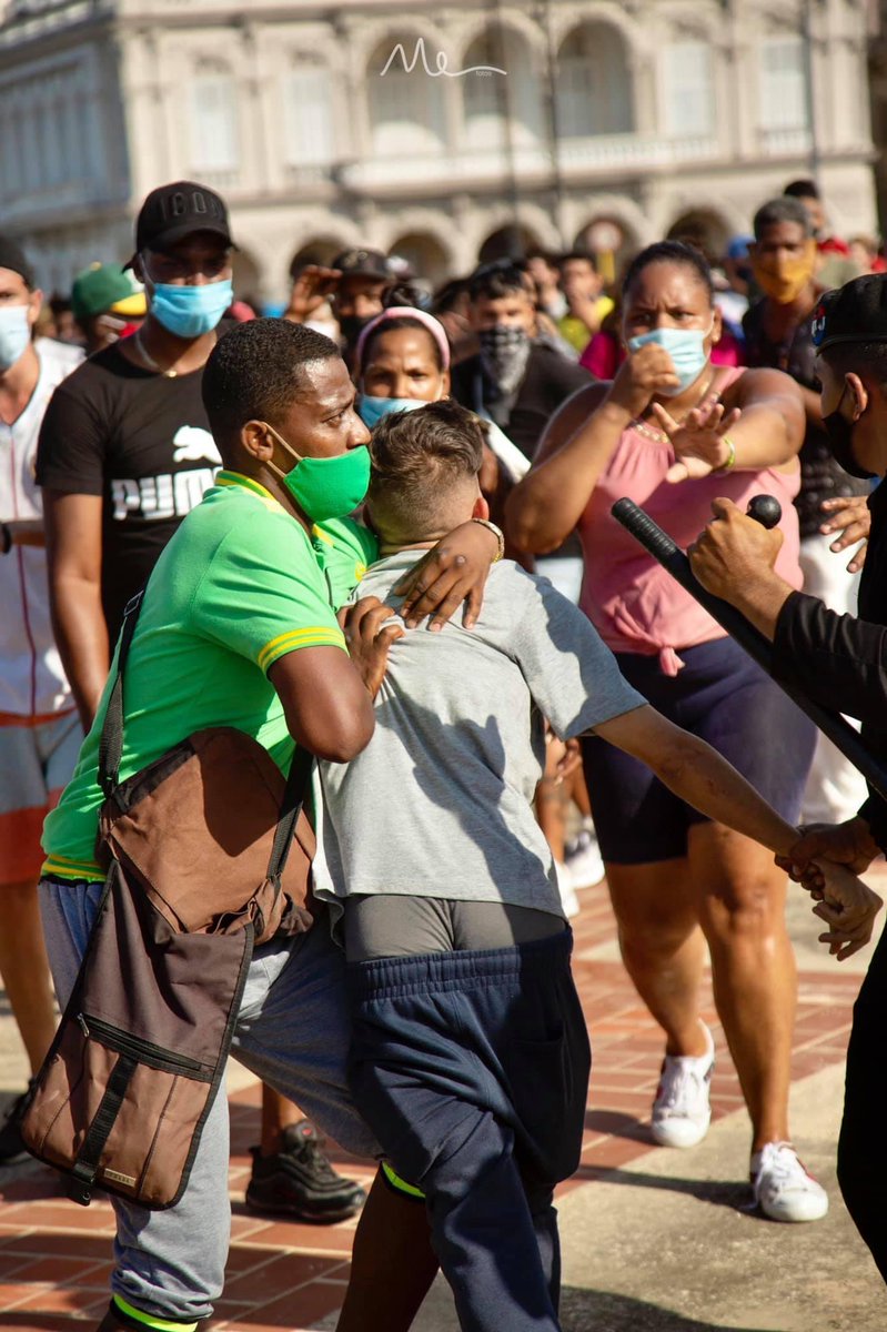 unguajirocubano's tweet photo. ¡Salimos!, fue como una catarsis. La gente se solidarizó, se unió, no hubo líderes o financiación, fue totalmente hermoso. La policía reprimió, golpeó y quiso romper una cadena humana multiplicada en ciudades y pueblos, no pudieron hacerlo, éramos más, somos más.
#SOSCuba https://t.co/qbDfHrekYI