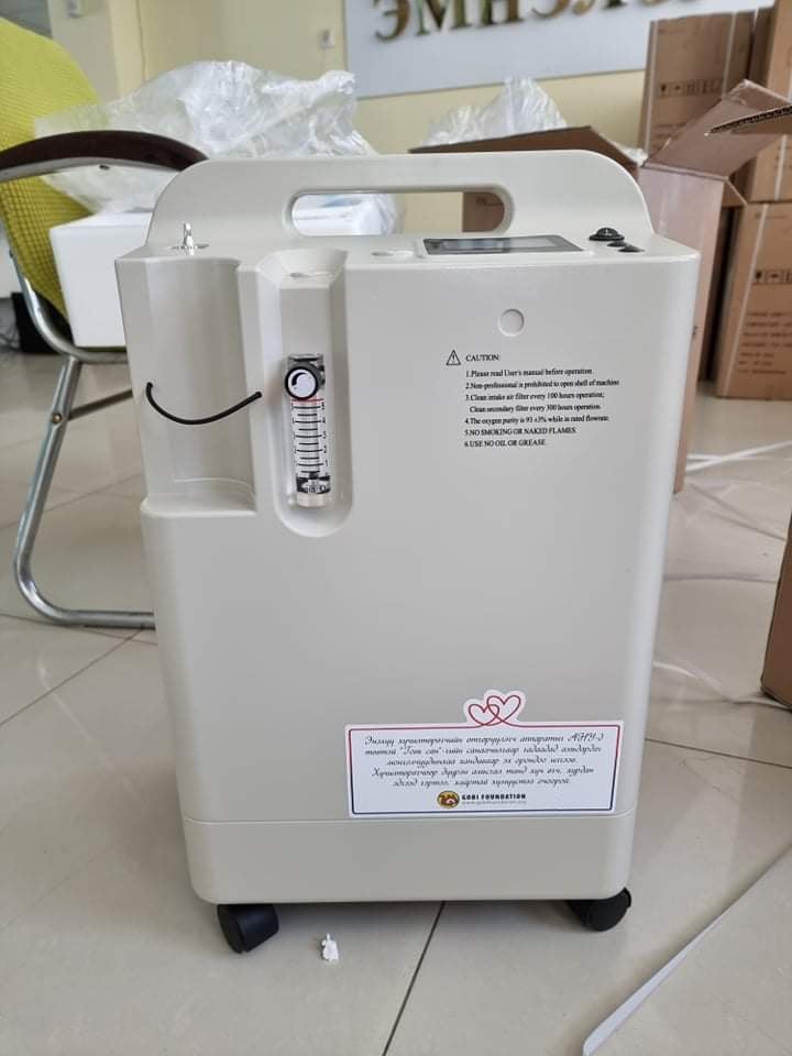 Ардын хувьсгалын 100 жилийн ойн энэ өдөр бид Монгол улсынхаа 21 аймаг, нийслэл хотын 9 дүүрэгт нийт 60 ширхэг хүчилтөрөгчийн өтгөрүүлэгч аппарат, мөн 60 ширхэг хүчилтөрөгч-пульс хэмжигч багажийг хандивлаж байна. 2 цагийн дараа нийт 37 эмнэлэгт тараагдана.