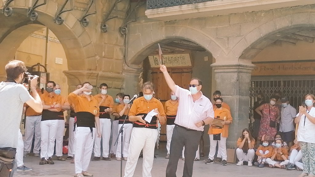 EAPVIC's tweet photo. 🙆🙅Els @SagalsdOsona ahir diumenge van fer entrega del premi Sagal d'Honor a la sanitat d'Osona com a reconeixament a la gestió enfront la #Covid_19 . El Dr. Carvajal hi va assistir en representació #eapvic👌👏 Gràcies #sagals😉
@ACEBAautogestio @aj_vic https://t.co/LNchxvRLFl