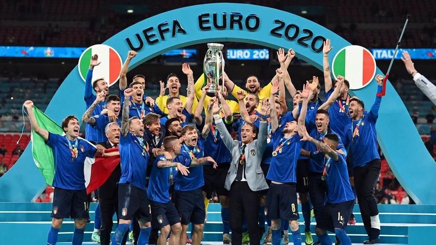 883raccontano's tweet photo. È la dura legge del gol
Gli altri segneranno per
Che spettacolo quando giochiamo noi
Non molliamo mai
Loro stanno chiusi ma
Cosa importa chi vincerà
Perché in fondo lo squadrone siamo noi
Lo squadrone siamo noi https://t.co/8DBmQ1V7Cc