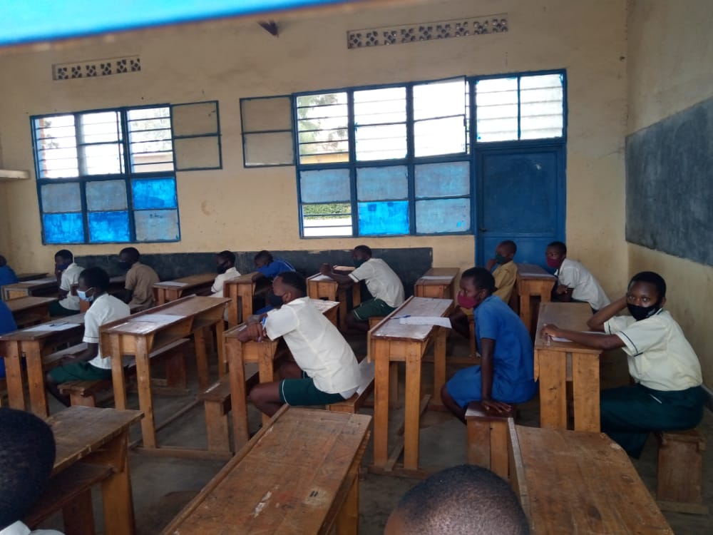 Muri aba banyeshuri ariko harimo batandatu baturutse ku Ishuri ribanza rya Rigogwe bazanywe gukorera aha kuri GS Ruyenzi ku mpamvu z'uko aho bagombaga gukorera ari kure y'aho bataha.