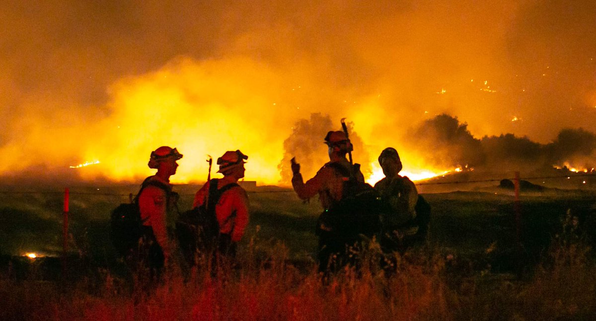 newspartakid's tweet photo. Some photos of the #RiverFire tonight. Now burning at 4,000 acres at 5% containment. https://t.co/c8b5ghdNHA
