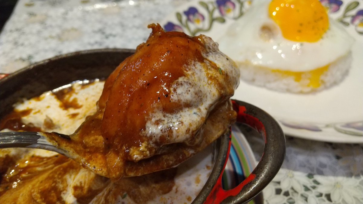 Yass V Twitter いい天気のカレー日より 鶏肉のカレーは弱気の中辛 目玉焼きは欠かさず 大ぶりで柔らかい鶏肉 コクのあるカレー 変わらず美味しいわ ピラミッド 築地 昼極 カレ極 ピラミッド 築地 カレー