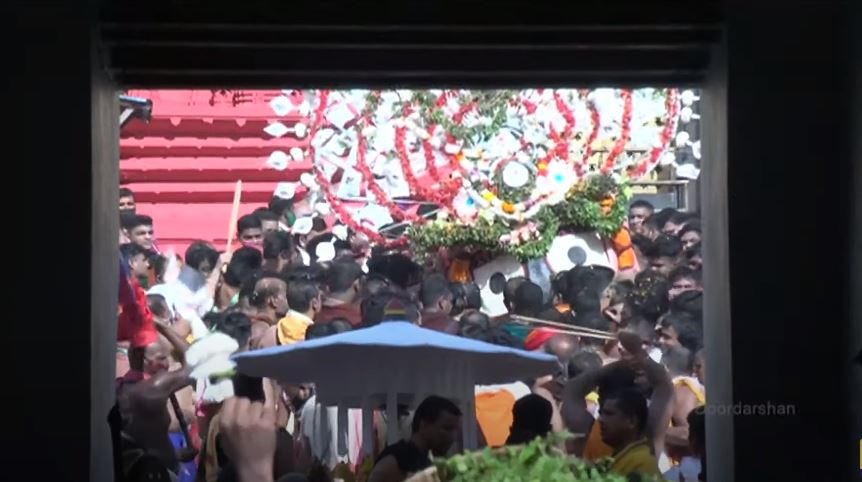 The Eyes That Bless!!

Behold the divine moment as Lord Jagannath comes down his Jewel Throne to embark on a journey to meet his beloved devotees.

The Lord is ushered to his splendid Nandighosha Rath in grand Dhadi Pahandi.

LIVE UPDATES - bit.ly/3AMiBX3

#RathYatra2021