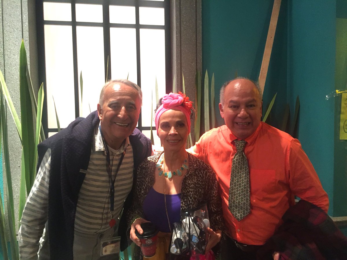PatoCastillofic's tweet photo. Pato adoraba #Vecinos y disfrutaba mucho ir como #ActorInvitado pues es un #Foro lleno de amigos muy queridos para él. Felicitaciones @Vecinosoficial que siga el #Éxito @eliassolorio @elpablovalentin @laloespana @darioripoll @macariaactriz @moisessuarezofi @CarritMary @ClauSol09 https://t.co/wZO0F0zJsH