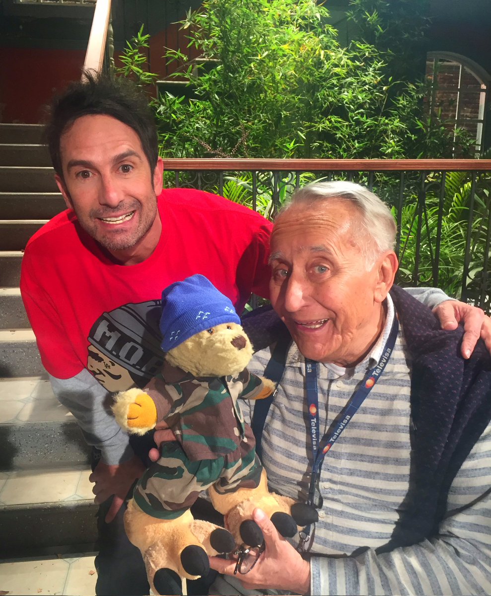 PatoCastillofic's tweet photo. Pato adoraba #Vecinos y disfrutaba mucho ir como #ActorInvitado pues es un #Foro lleno de amigos muy queridos para él. Felicitaciones @Vecinosoficial que siga el #Éxito @eliassolorio @elpablovalentin @laloespana @darioripoll @macariaactriz @moisessuarezofi @CarritMary @ClauSol09 https://t.co/wZO0F0zJsH