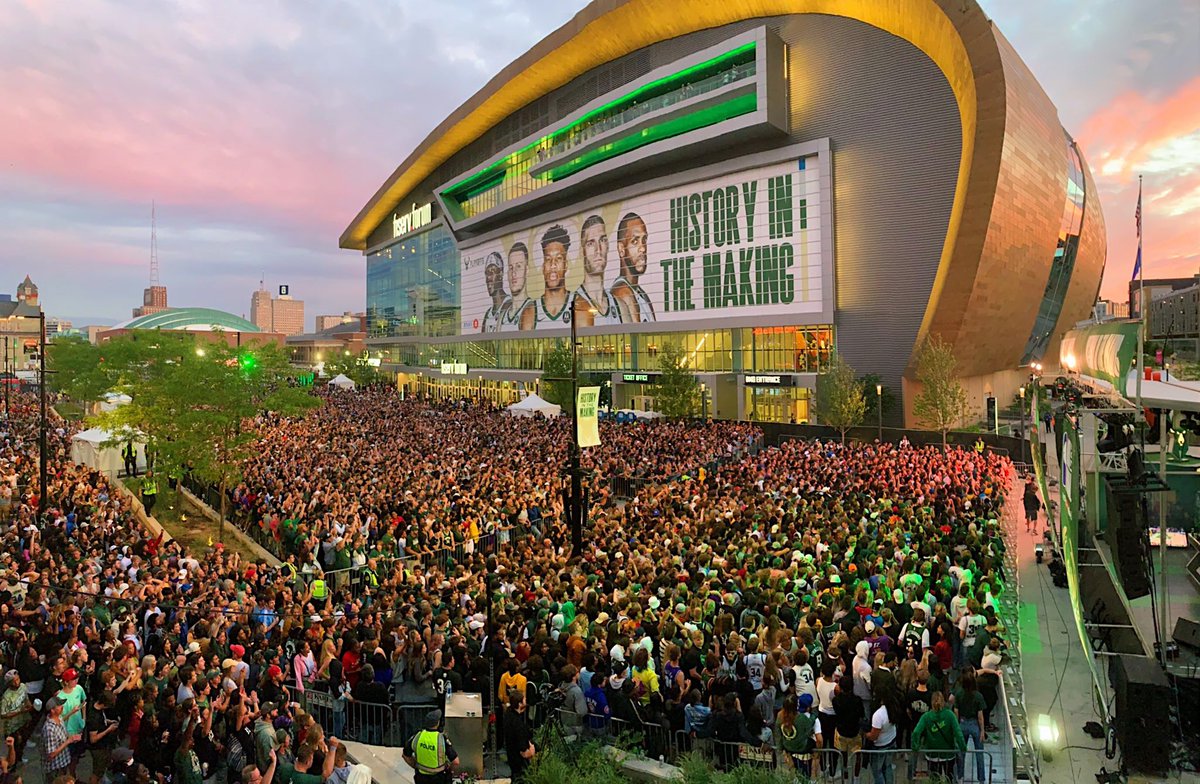 DeerDistrict's tweet image. Milwaukee, you brought the energy AGAIN! 25,000 strong in the #DeerDistrict to cheer on the @Bucks in Game 3 of the #NBAFinals. 😎💪‼️

📸: @maredithemeyer
