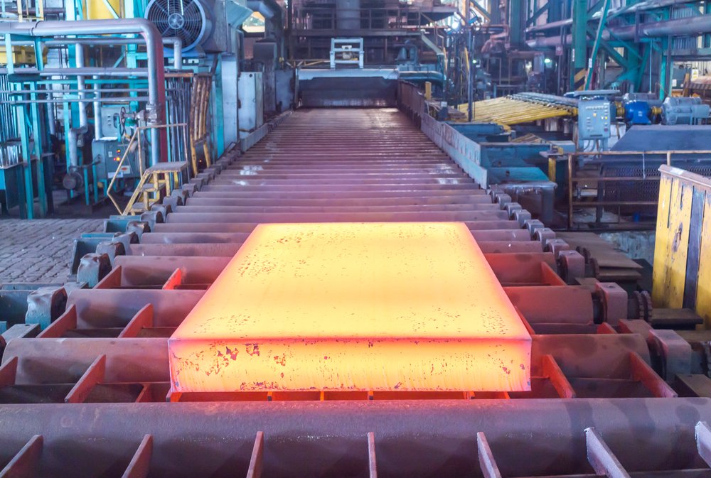 garruchastoro's tweet image. El proceso de #laminado consiste en calentar previamente los lingotes de #acero #fundido a una temperatura que permita la deformación del lingote por un proceso de estiramiento y desbaste que se produce en una cadena de cilindros a presión llamado tren de #laminación.
