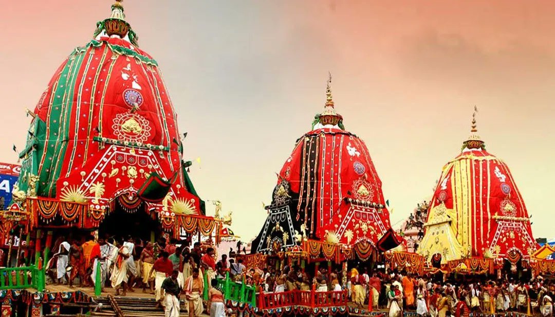ओडिशा के पुरी में भगवान जगन्‍नाथ की विश्‍व प्रसिद्ध रथयात्रा निकाली जा रही
