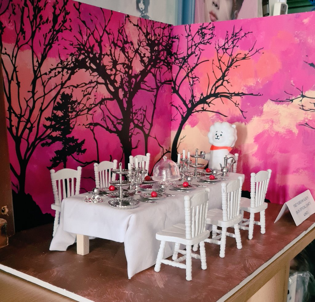 curionenene's tweet photo. So set up the bst diorama I got from the To Our Universe Army cafe event yesterday. Had to do a bit of plastic surgery to make it fit in the space I had, but here it is! Thanks to @OurUniverseARMY @moonday_studio for making this diorama! It's so pretty! https://t.co/q3pOZn0CdI