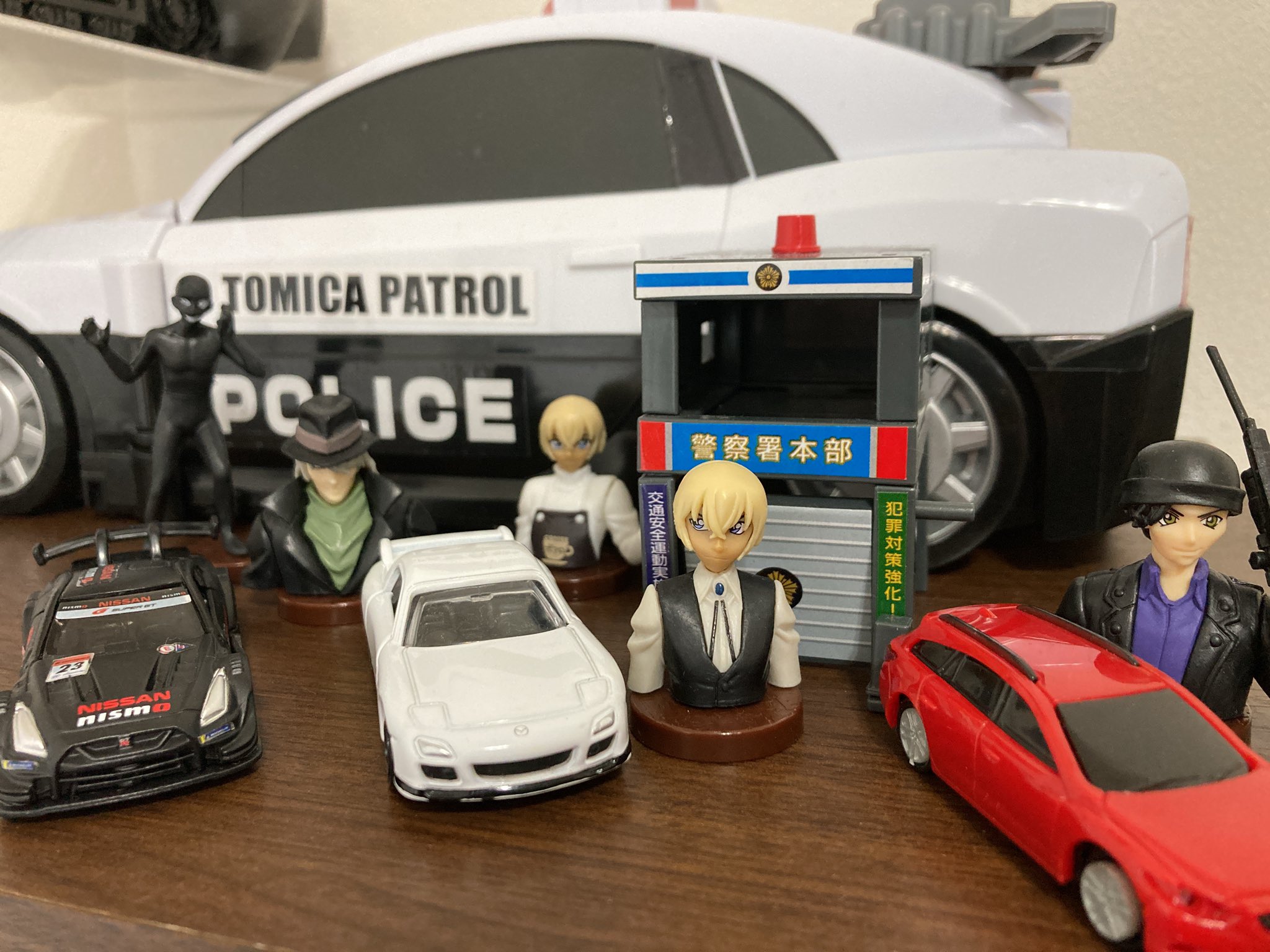 ららちよ チョコエッグでやっと念願の赤井さんキタ なぜかジンにこの車を買ってあげた息子 笑 もっと似てる黒い車置くと怒られる D トミカでコナントミカ売ってくれないかなー 赤井 阿笠 ジンの車もほしい コナン 赤井秀一 安室透