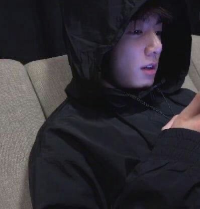 jungkook wearing a hoodie screams boyfriend look