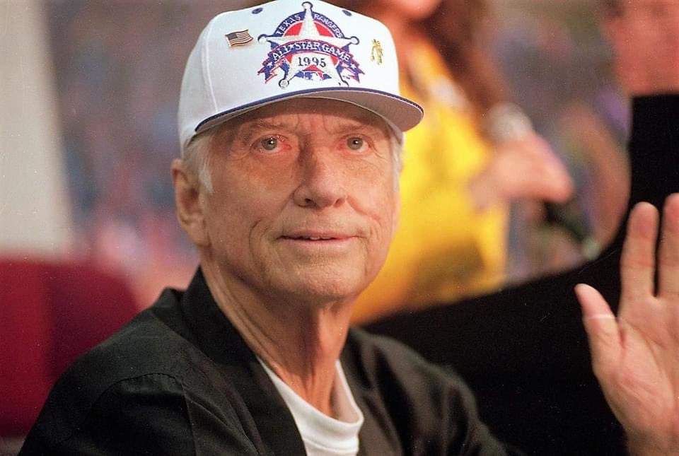 26 yrs ago today in 1995 all time great Mickey Mantle held a press conference where he praised organ transplants. He’d recently received a new liver after destroying it from alcoholism. He begged young people not to drink. It was too late for him. He died 32 days later aged 63.