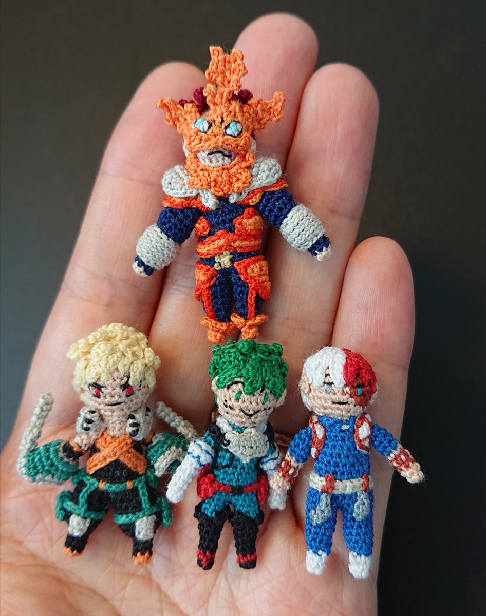 ヒロアカ・エンデヴァーのミニチュアあみぐるみが編めたので、アニメで