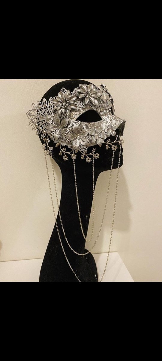 FastFoodHero's tweet image. Alfred had to admit, he looked damn good in black. Silver wasn't a usual choice of his, but the glimmer of it under the lights accentuated his eyes in the light and led him to a bit of dashing (arrogant) confidence.