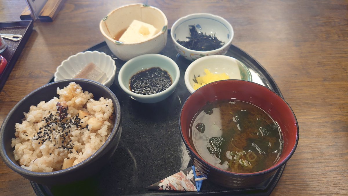チー坊 The End Of The World 日間賀島に上陸 お昼はドラマ 孤独のグルメ に登場した 乙姫 で 日間賀島名物のたこ飯 大あさり焼き 赤車海老 アカシャエビ を 大あさりは 隣のマスクケースと比べてわかるとおり ハマグリよりデカいです