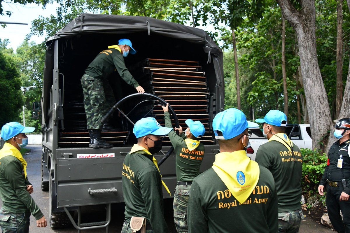 army_greenbrain's tweet photo. ทหารจาก มทบ.38 และ รพ.ค่ายสุริยพงษ์ ให้การสนับสนุนการจัดตั้ง รพ.สนาม ณ โรงยิมเอนกประสงค์สนามกีฬา จังหวัดน่าน โดยช่วยขนย้ายเตียงและจัดเตรียมอุปกรณ์เครื่องใช้ต่างๆ เพื่อเป็นการเตรียมความพร้อมรับผู้ป่วยโควิด19  #โควิด19วันนี้ #ทหารมีไว้ทำไม https://t.co/DyA11luoxe