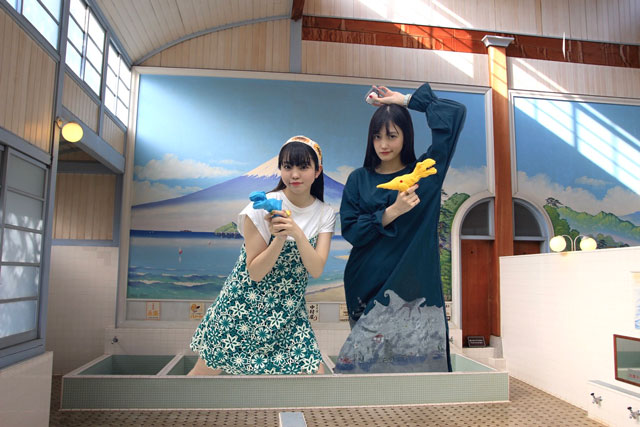 佐藤日向・小泉萌香のバトってダイナソー サイン入りチェキ Amazon.co