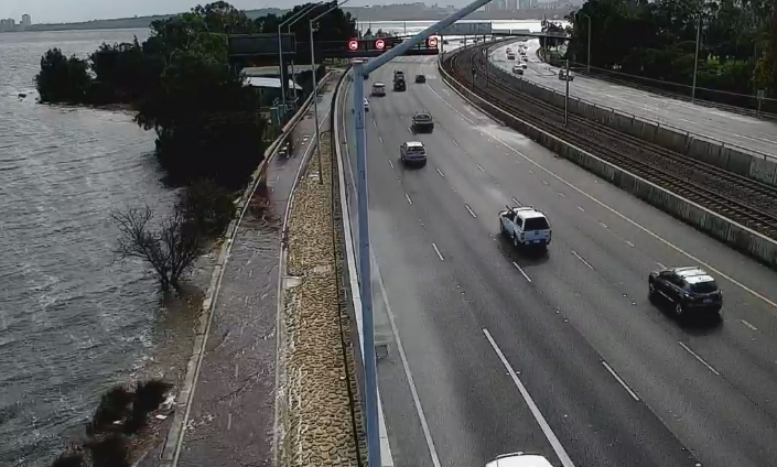 Perth_Traffic's tweet photo. FLOODING – PEDESTRIAN SHARED PATH, COMO
Alongside Kwinana Freeway northbound after Canning Highway
Path CLOSED to pedestrians and cyclists
Clean up crew on site
#perthtraffic https://t.co/7939c4AXAg