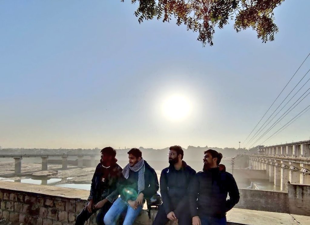ajit_shukla_'s tweet photo. बैठे हैं चैन से कहीं 
जाना तो है नहीं 
हम बे-घरों का 
कोई ठिकाना तो है नहीं | https://t.co/BePetqpnn8