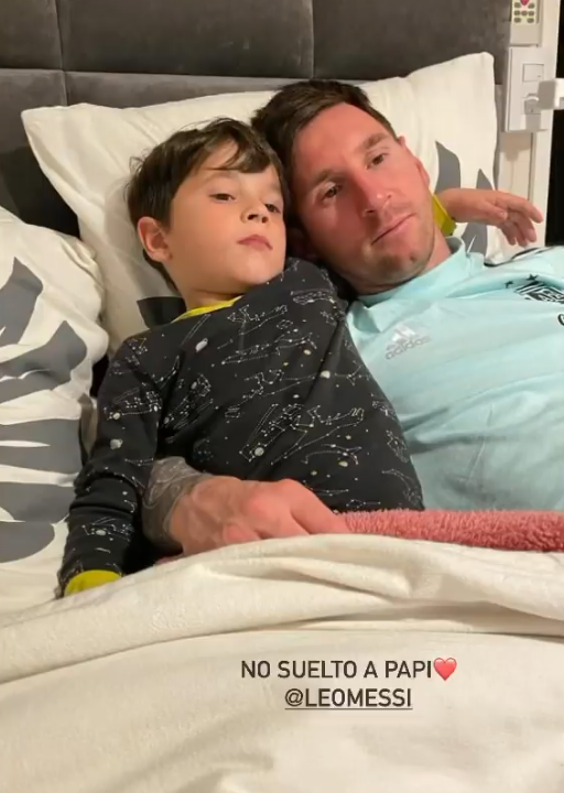 SC_ESPN's tweet photo. Messi, a descansar... ¡TODAVÍA CON LA ROPA DE ARGENTINA! https://t.co/cGQjGwwOoF