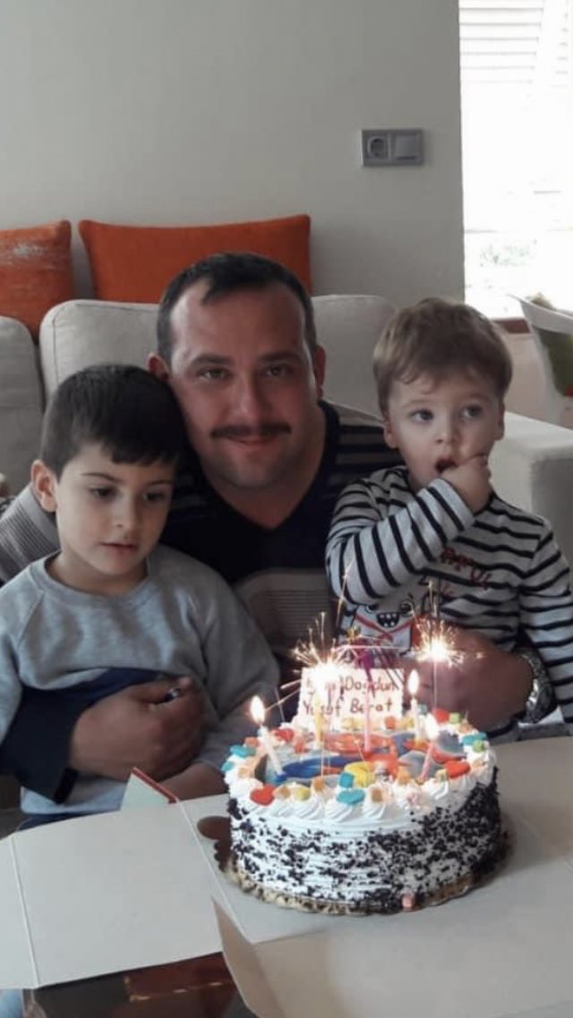 İki minik yavrum , sizi bir an önce Babalarınıza kavuşturmak için bu Dedeniz ne gerekirse yapacaktır . Allah şahidim olsun . Çocukluğunuzu  Çocuk gibi yaşamak sizinde hakkınız . Size zulüm edenler gereken cezayı alacaktır . Hak bizden yana ❤️❤️❤️