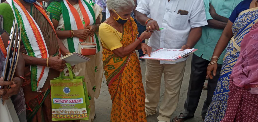 nagma_morarji's tweet photo. As the AIMC Gen Sec Incharge of Puducherry our Mahila’s team there is taking signatures frm common man regarding increase in prices on essential commodities #PetrolDieselPriceHike #lpgburningpockets against the CentralGovt which conts to burden the common-man even during COVID19 https://t.co/NJGqWxdtD9