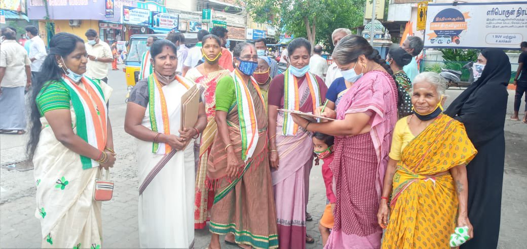 nagma_morarji's tweet photo. As the AIMC Gen Sec Incharge of Puducherry our Mahila’s team there is taking signatures frm common man regarding increase in prices on essential commodities #PetrolDieselPriceHike #lpgburningpockets against the CentralGovt which conts to burden the common-man even during COVID19 https://t.co/NJGqWxdtD9