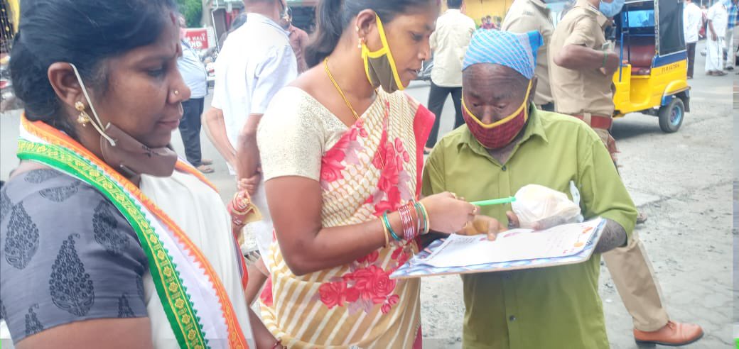 nagma_morarji's tweet photo. As the AIMC Gen Sec Incharge of Puducherry our Mahila’s team there is taking signatures frm common man regarding increase in prices on essential commodities #PetrolDieselPriceHike #lpgburningpockets against the CentralGovt which conts to burden the common-man even during COVID19 https://t.co/NJGqWxdtD9