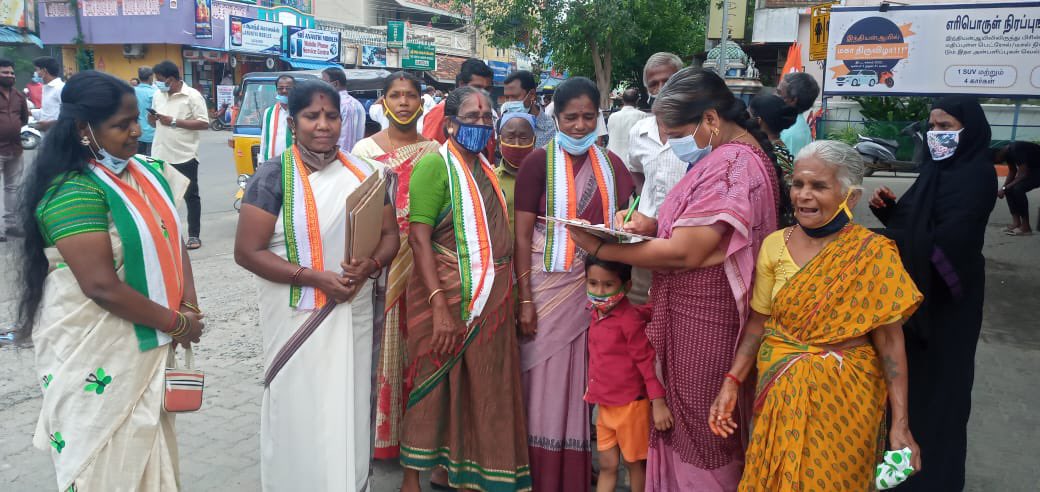 nagma_morarji's tweet photo. As the AIMC Gen Sec Incharge of Puducherry our Mahila’s team there is taking signatures frm common man regarding increase in prices on essential commodities #PetrolDieselPriceHike #lpgburningpockets against the CentralGovt which conts to burden the common-man even during COVID19 https://t.co/NJGqWxdtD9