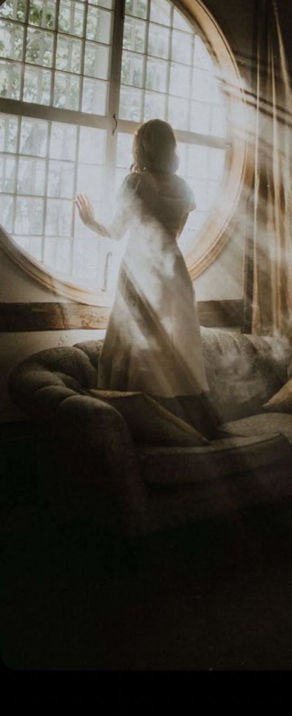 لطالما كنت بارعًا في التخفي، لا أحد يشعر إلى أي درجة انا مفكك من الداخل ومشتت وتائه، إلى أي حد يؤلمني حزني وقراراتي وفشلي وأشيائي التي لا تستقيم "