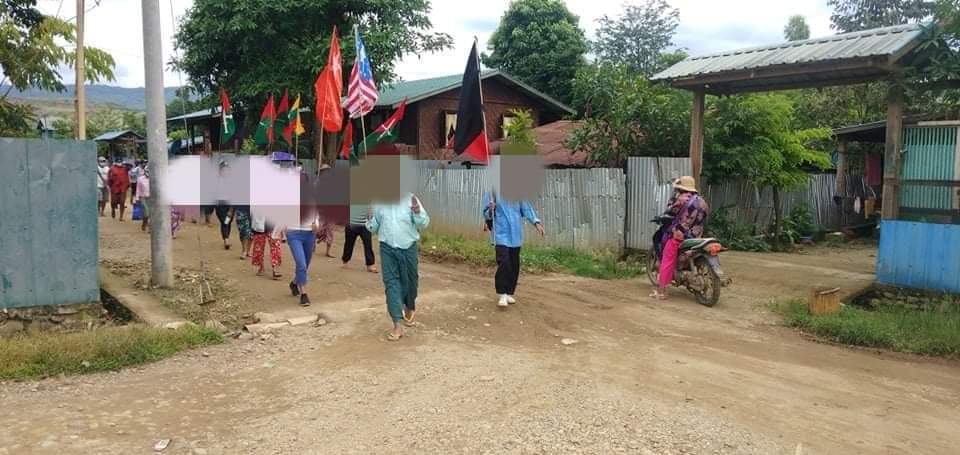 LeeDam_3's tweet photo. The protesters in Lonekhin group of Hpakant Tsp against military dictatorship. Local residents raised three-finger salute to show their solidarity with the protesters. 
#SACWantsCovidUncontrollable
#July12Coup
#WhatsHappeningInMyanmar https://t.co/TwA44lnRxV