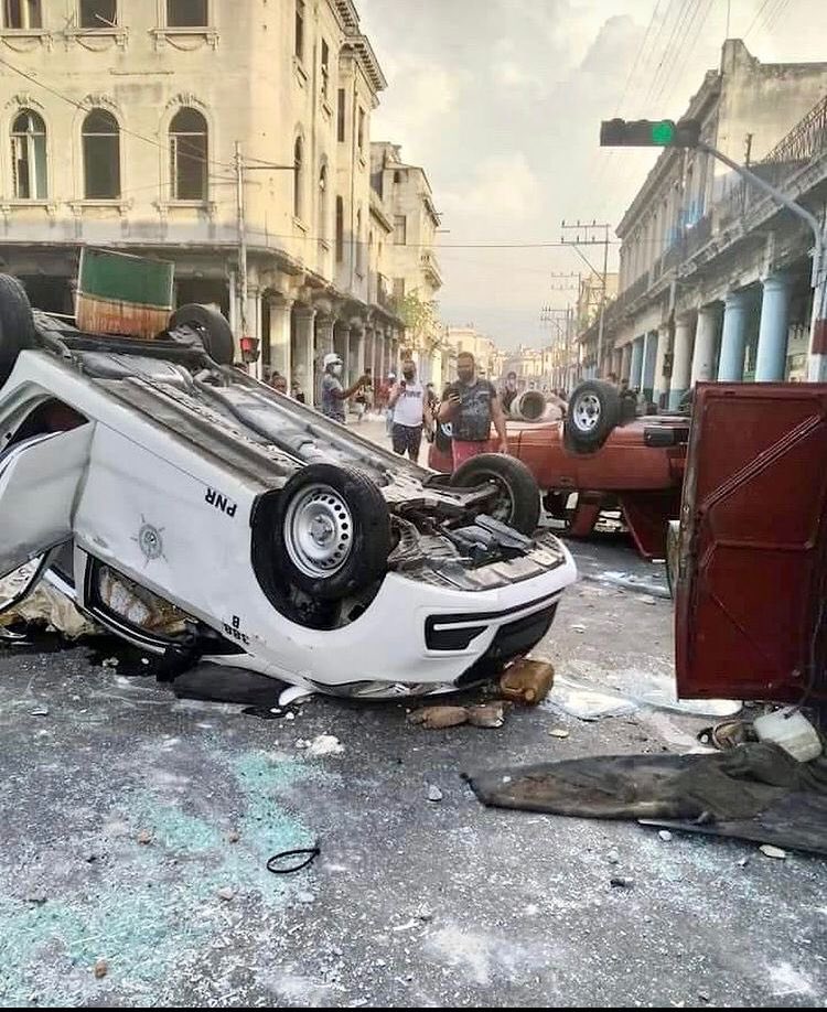 Yusnaby's tweet photo. Hoy el pueblo cubano dijo BASTA! Necesitamos que el mundo ponga los ojos en CUBA!!!!!!!
#SOSCuba https://t.co/tCWkyIMY05