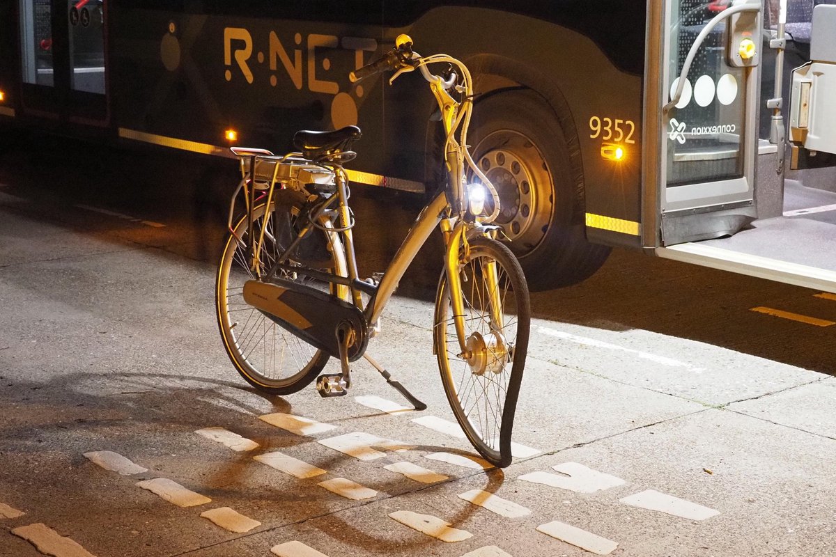 Fietser en diens passagier aangereden in IJmuiden, bestuurder rijdt door na ongeval