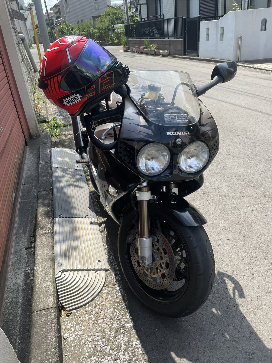 aozoraider's tweet image. CBR900RR  SC28納車しました！
人生初の大型バイクです！
時代の流れに逆らいキャブ車納車！笑
自分よりおじいさんの骨董品みたいなバイクなので大事に乗っていきます！
左カウル探してるんですけど情報ある方いませんか？
#cbr900rr
#sc28
#納車 
#大型バイク