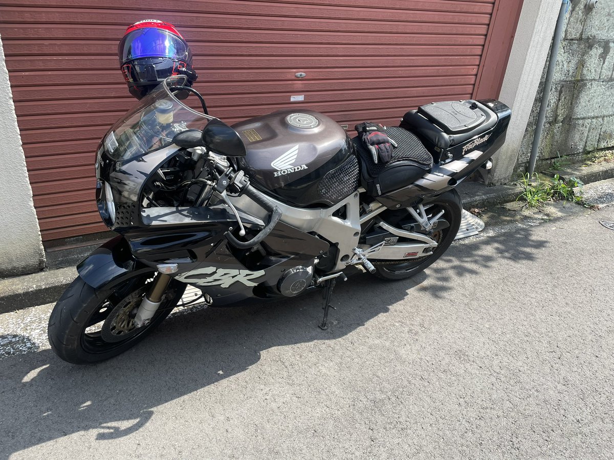 aozoraider's tweet image. CBR900RR  SC28納車しました！
人生初の大型バイクです！
時代の流れに逆らいキャブ車納車！笑
自分よりおじいさんの骨董品みたいなバイクなので大事に乗っていきます！
左カウル探してるんですけど情報ある方いませんか？
#cbr900rr
#sc28
#納車 
#大型バイク