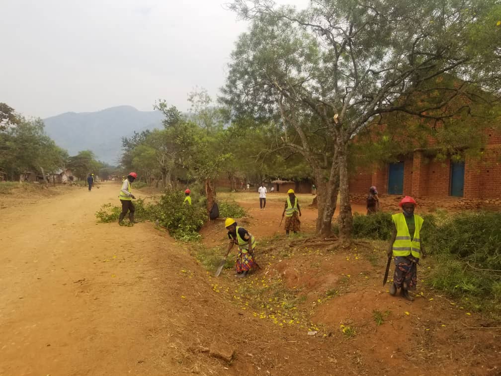 MilimaGroupe's tweet photo. GM en parternariat avec WFP renforce la résilience de 1100 ménages petits producteurs regroupés en OP à travers le cash for work dans les travaux de la HIMO de réhabilitation des routes de dessertes agricoles dans la plaine de la Ruzizi, RDCongo @WFPDRC @BMZ_ont @Kfw_FZ_int https://t.co/C275YpsP2V
