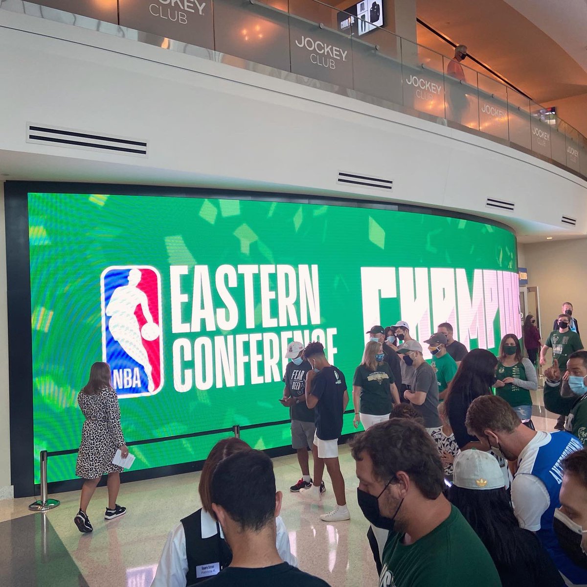 MichelleDLondon's tweet photo. What a night! What a win! #FirstFinals #bdayTreat #Victory🦌💚 https://t.co/ibnJUsuD2X