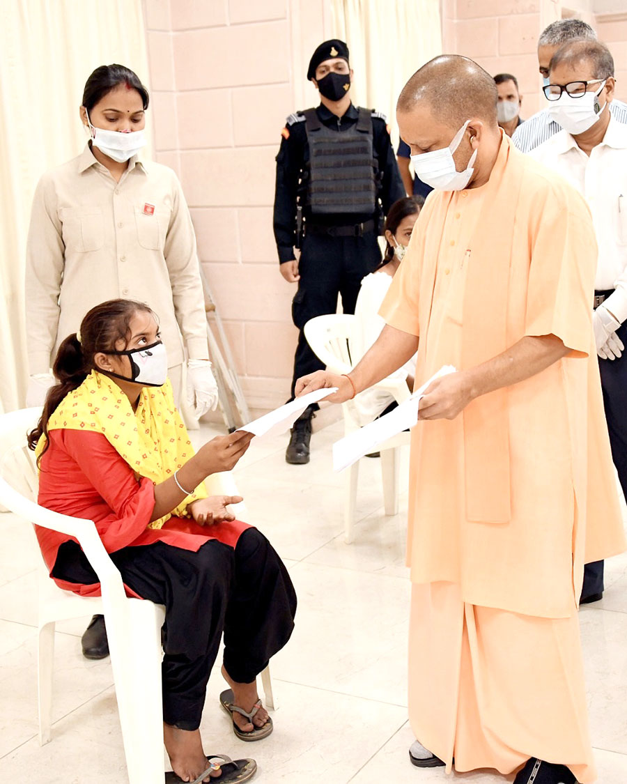 myogiadityanath's tweet image. आमजन की समस्याओं से सीधे जुड़ने व उनके त्वरित निस्तारण के लिए लखनऊ स्थित सरकारी आवास पर &apos;जनता दर्शन&apos; कार्यक्रम पुनः प्रारंभ हुआ।

आप सभी की समस्याओं का निराकरण हमारी शीर्ष प्राथमिकता है।