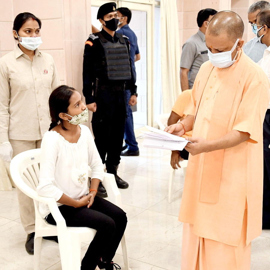 myogiadityanath's tweet image. आमजन की समस्याओं से सीधे जुड़ने व उनके त्वरित निस्तारण के लिए लखनऊ स्थित सरकारी आवास पर &apos;जनता दर्शन&apos; कार्यक्रम पुनः प्रारंभ हुआ।

आप सभी की समस्याओं का निराकरण हमारी शीर्ष प्राथमिकता है।