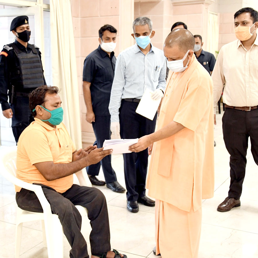 myogiadityanath's tweet image. आमजन की समस्याओं से सीधे जुड़ने व उनके त्वरित निस्तारण के लिए लखनऊ स्थित सरकारी आवास पर &apos;जनता दर्शन&apos; कार्यक्रम पुनः प्रारंभ हुआ।

आप सभी की समस्याओं का निराकरण हमारी शीर्ष प्राथमिकता है।