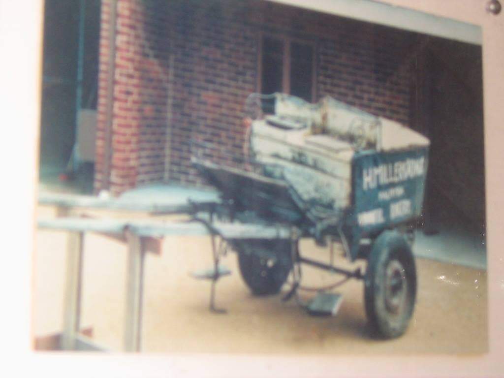 WendyBirdOZ's tweet photo. A nice childhood memory popped up on my computer. When I was a kid, our bread was delivered by horse and cart. The only horse and cart delivery left in Perth in the 1970's. I would give Barney a carrot and Mr. Miller let me ride on the cart for half a block. ๐ #lostperth https://t.co/ixuZz95hQC