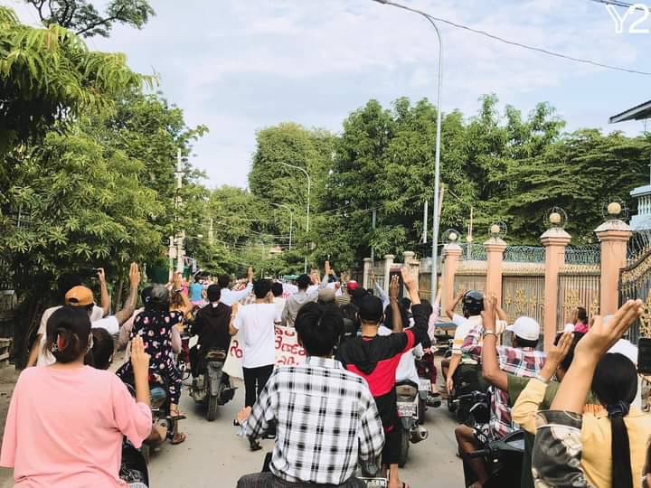 hninklwinoo's tweet photo. Pro-democracy activists of Mandalay continued marching with motorcycles to show their strong opposition of Genocidal SAC despite the COVID. #SACWantsCovidUncontrollable #July12Coup #WhatsHappeningInMyanmar https://t.co/kKQ0uCDcsT
