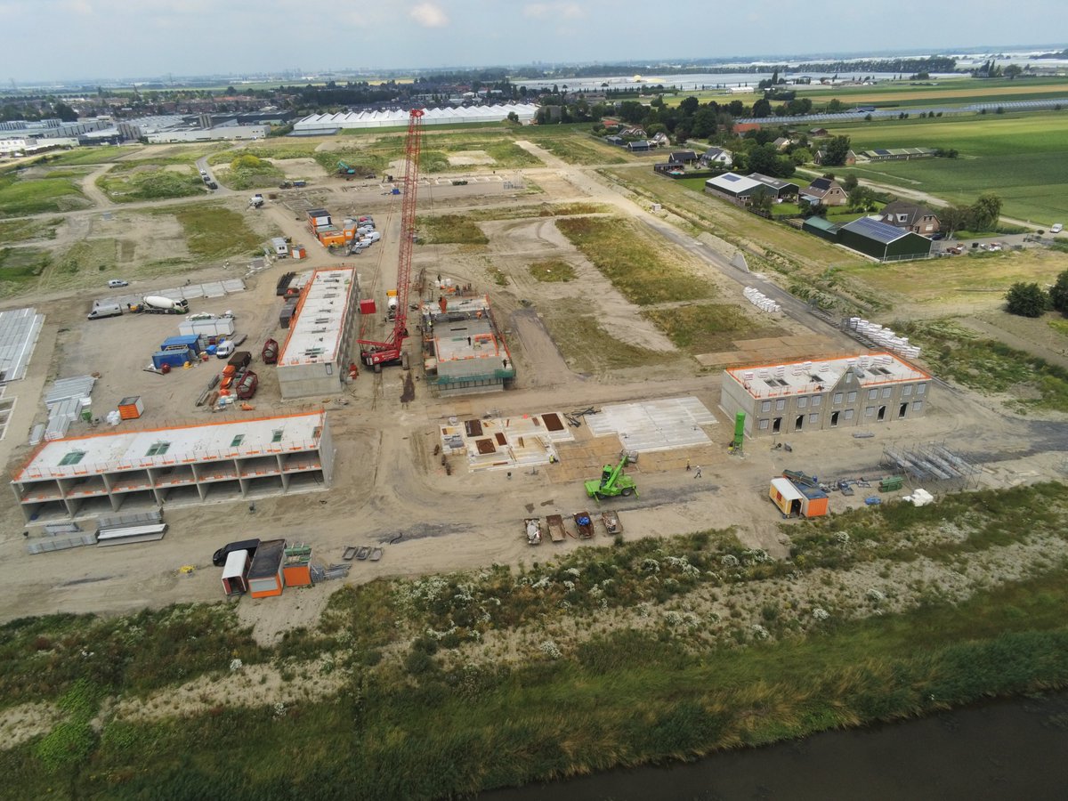 CCBouw's tweet photo. #Koningskwartier fase 7 loopt voorspoedig. De eerste 4 tunnelblokken @CCBouw zijn gereed en de eerste binnenspouwbladen @GeertMBS zijn geplaatst. Voor de vakantie worden ook de casco's van de tweekappers nog door @GeertMBS geplaatst. https://t.co/0aE3y3NnYu