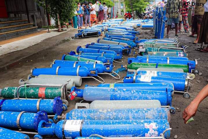 RvlBurma2's tweet photo. This morning scene of people waiting for oxygen for Coronavirus infected in #Kalemyo,Sagaing Division.

WE NEED HELP FOR COVID-19
#SACWantsCovidUncontrollable
#July12Coup
#WhatsHappeningInMyanmar
#MyanmarNeedsO2 https://t.co/GUEcarQVRI