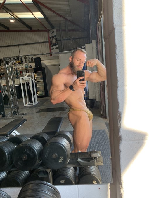 Good morning Twitter! The sun is shining and my bulge is bulging ❤️ new vids at https://t.co/JOwgqbFkkx