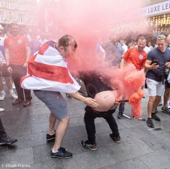 Los heteros: "La celebración del orgullo es una vergüenza, los gais sois unos degenerados".

También los heteros: