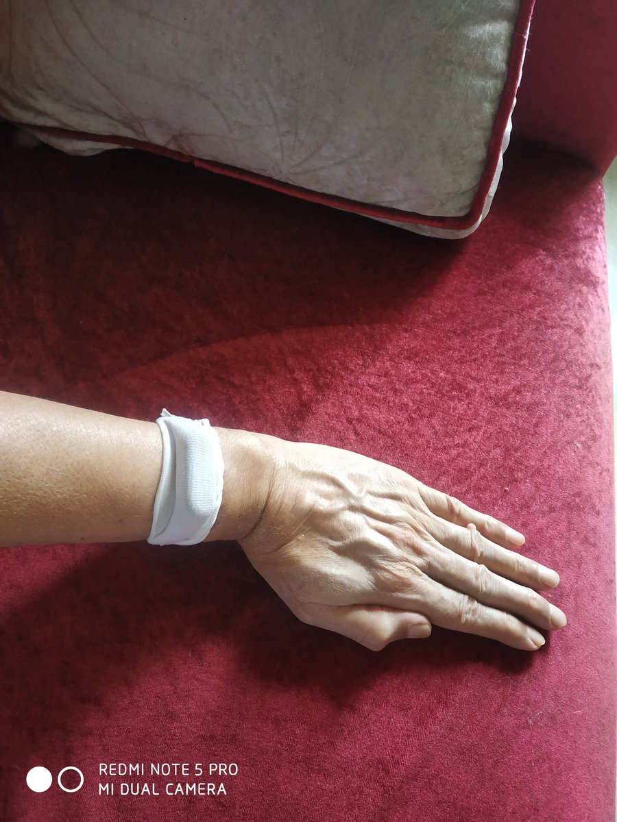 umesh1949's tweet photo. दो साल से #MiBand3 का Strap कहीं नहीं मिल रहा। @XiaomiIndia अपने online स्टोर पर 'Notify' का option दिखाती है।नया Band खरीद भी लूँ तो क्या गारंटी है कि कुछ समय बाद उसका strap भी मिलना बंद नहीं होगा।मुझे नींद का डाटा रिकॉर्ड करना होता है इसलिए मजबूरी में Band कपड़े से बाँधता हूँ। https://t.co/DChJI56yfU
