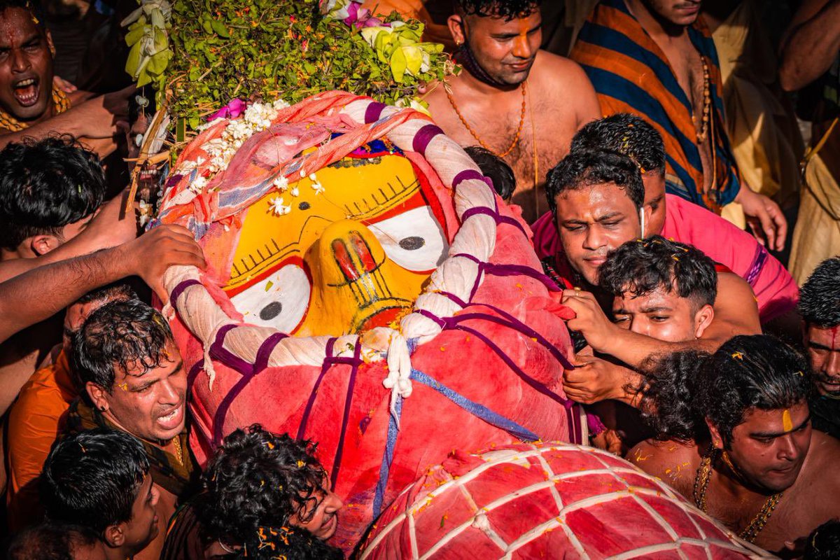 dpradhanbjp's tweet photo. Bhagvan Balabhadra, Devi Subhadra and Mahaprabhu Jagannath step out of Puri Srimandir to meet devotees.

Glimpses of the ceremonial Pahandi rituals amid the beating of cymbals. 

#RathaYatra 
#RathYatra2021 
PC @SJTA_Puri https://t.co/ieNqu1V9hl