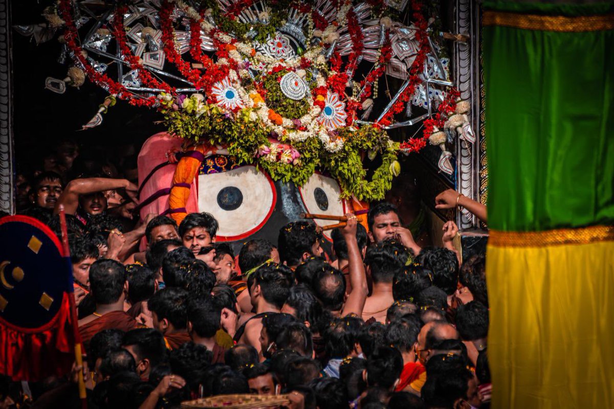 dpradhanbjp's tweet photo. Bhagvan Balabhadra, Devi Subhadra and Mahaprabhu Jagannath step out of Puri Srimandir to meet devotees.

Glimpses of the ceremonial Pahandi rituals amid the beating of cymbals. 

#RathaYatra 
#RathYatra2021 
PC @SJTA_Puri https://t.co/ieNqu1V9hl